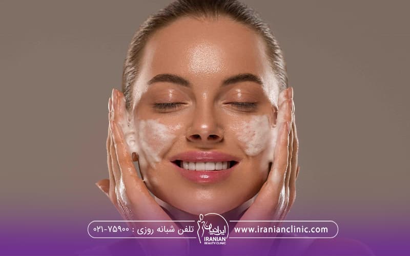 فردی که صورت خودرا میشوره-آبرسانی پوست