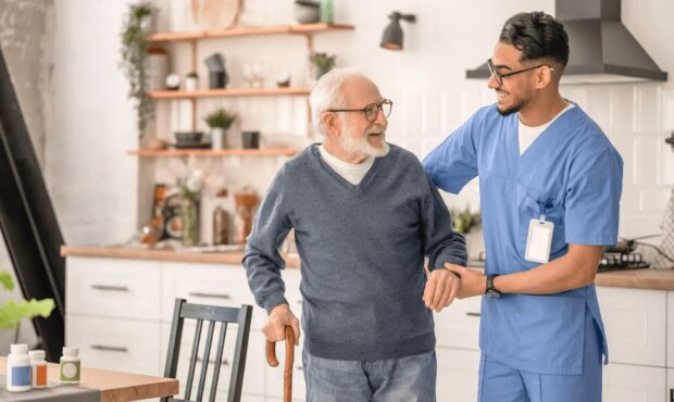 چگونه پرستار سالمند در منزل استخدام کنیم؟