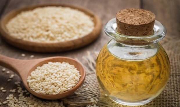 راهنمای کامل تشخیص روغن کنجد اصل از تقلبی؛ با این ۵ روش ساده