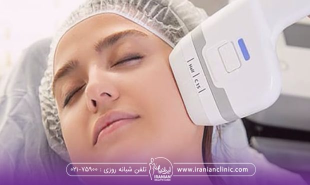 فردی که چشم هایش بسته است و دستگاه هایفو تراپی روی صورتش است و کلاه مخصوص روی سرش است - هایفوتراپی