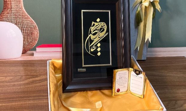 مارک گلد، تلفیق طلا، احساس و آرامش در خانه‌های مدرن. تجربه‌ای از زیبایی و اصالت در تابلوهای طلاکوب و زیورآلاتی که با عشق ساخته شده‌اند.