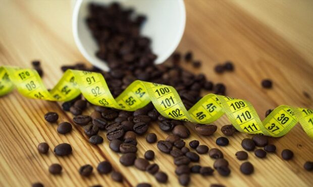 آیا قهوه واقعا به لاغری کمک می‌کند؟ بررسی علمی ارتباط قهوه و کاهش وزن