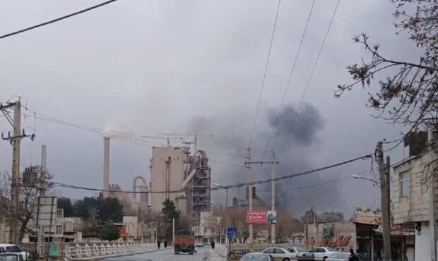 حریق در محوطه کارخانه سیمان / بررسی علت حادثه آغاز شد