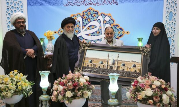 همسر زندانی ایرانی در عراق از سوی تولیت مسجد جمکران تجلیل شد