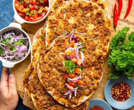 طرز تهیه لاهماجون پیتزای خوشمزه و اصیل ترکیه ای